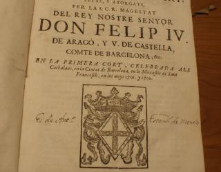 Felipe V, jura las constituciones catalanas y convoca cortes de los catalanes, después de décadas sin celebrarse. Así, Cataluña acepta la nueva dinastía, aunque con reservas.